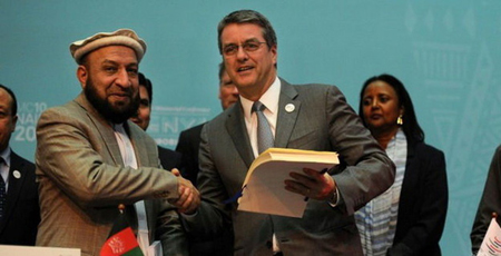 Đại diện Mohammad Khan của Afghanistan (trái) bắt tay với tổng giám đốc WTO Roberto Azevedo.